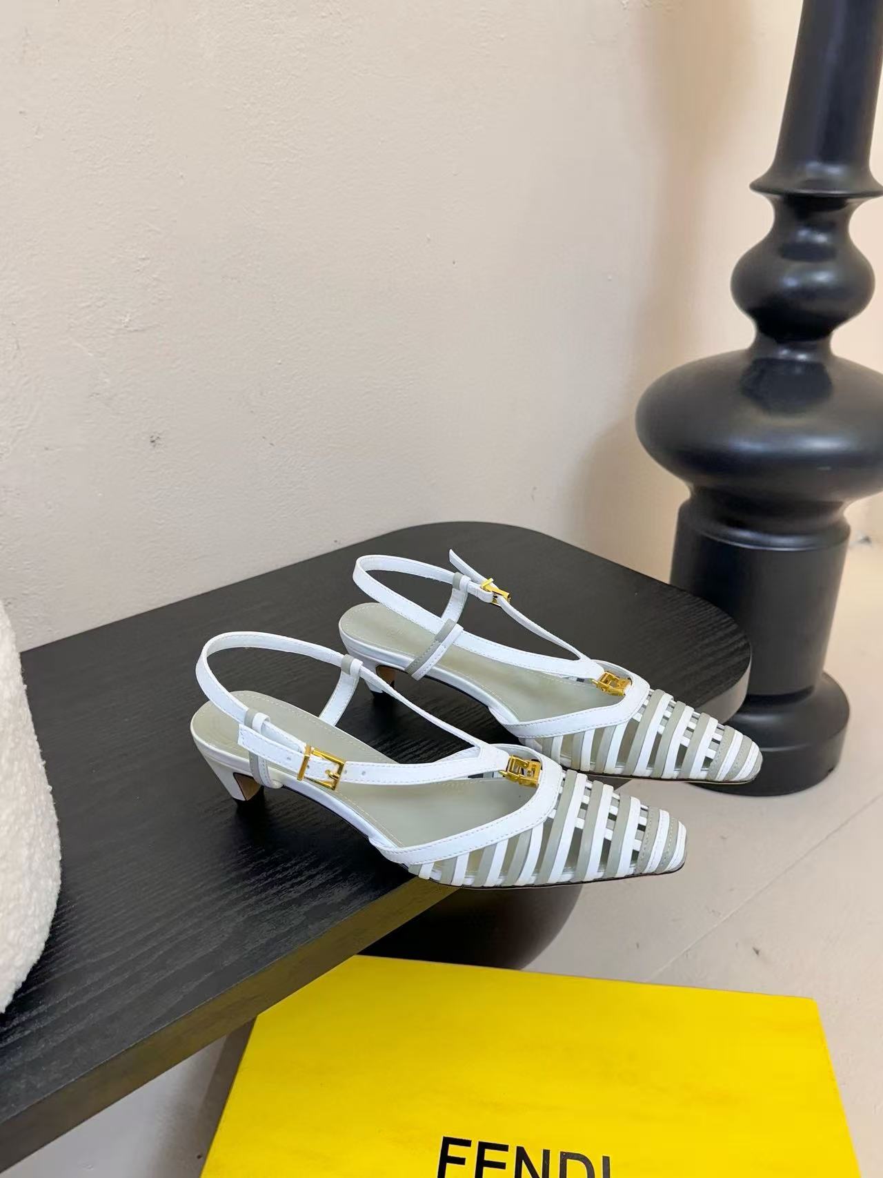 FEND1 高品質レザーサンダル【50％割引+送料無料】