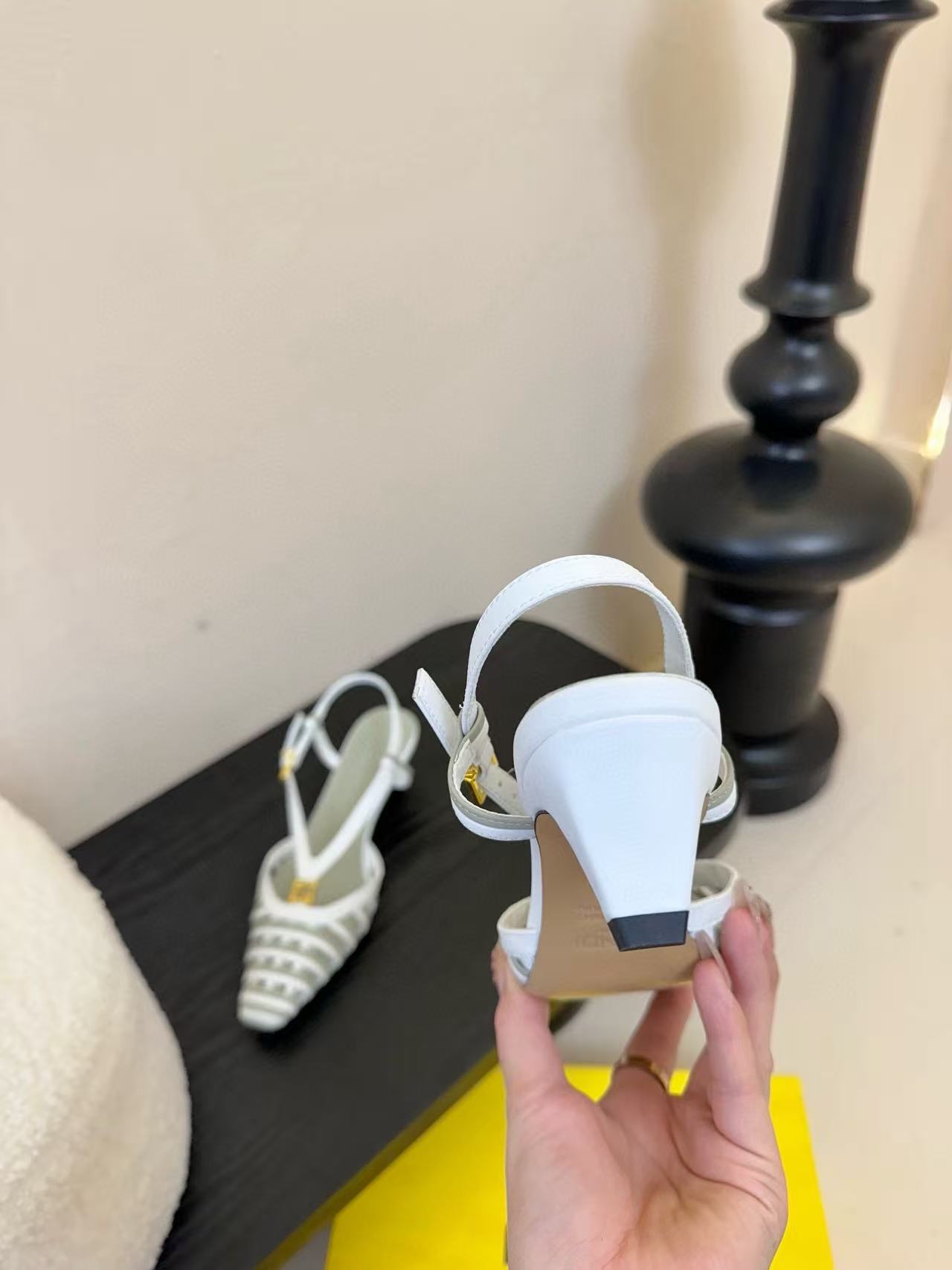 FEND1 高品質レザーサンダル【50％割引+送料無料】