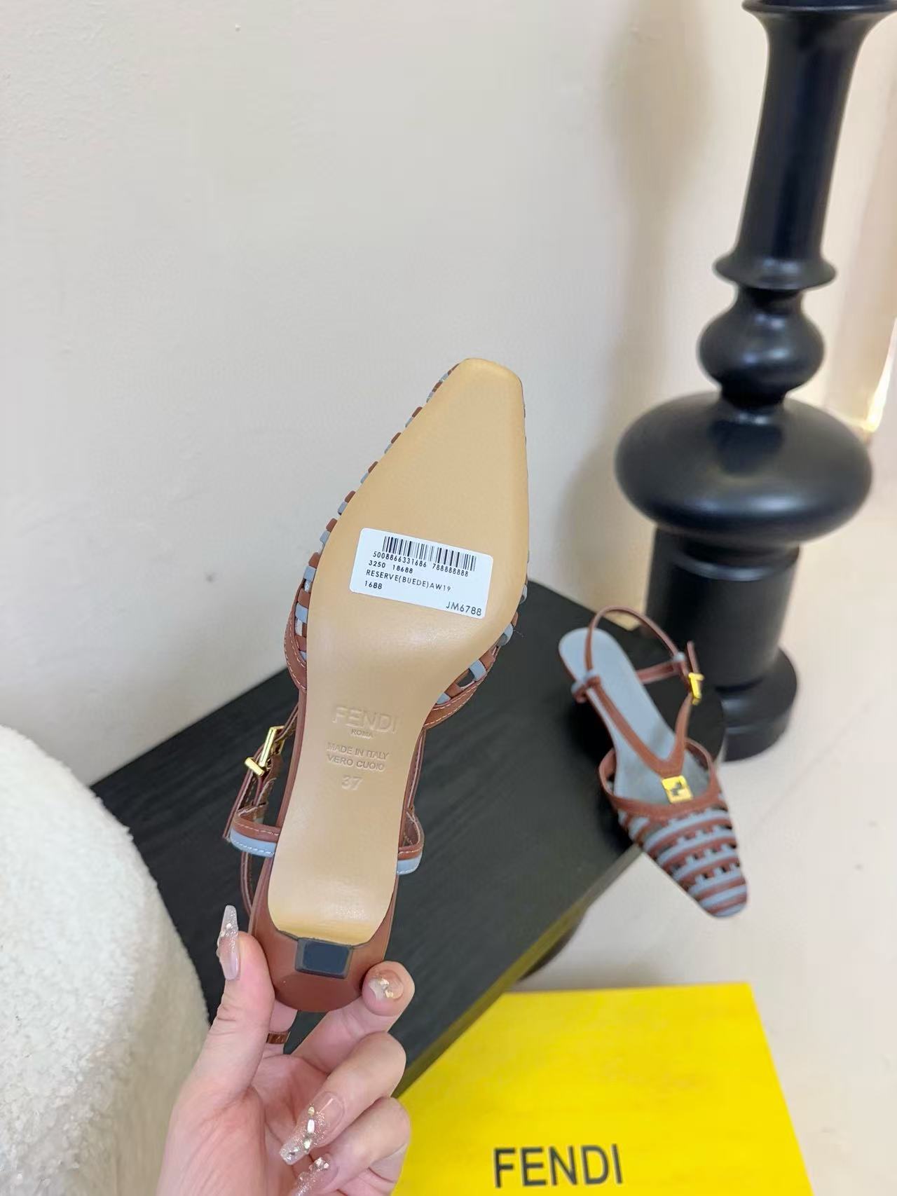 FEND1 高品質レザーサンダル【50％割引+送料無料】