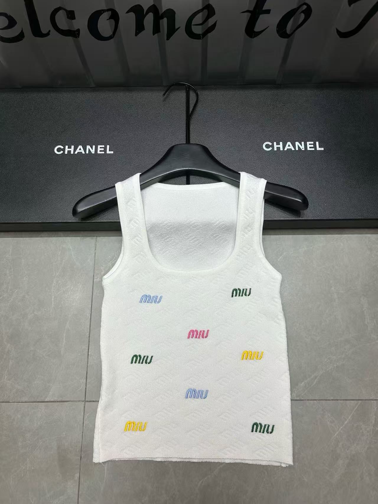 M1UM1U 刺繍レタリングウールベスト【 50％割引+送料無料】