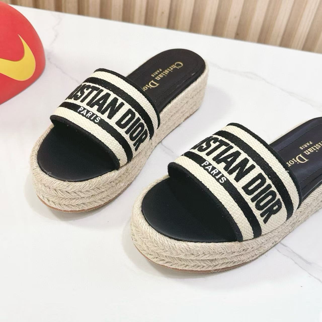 DI0Rの高品質刺繍編み厚底シューズ【50％割引+送料無料】