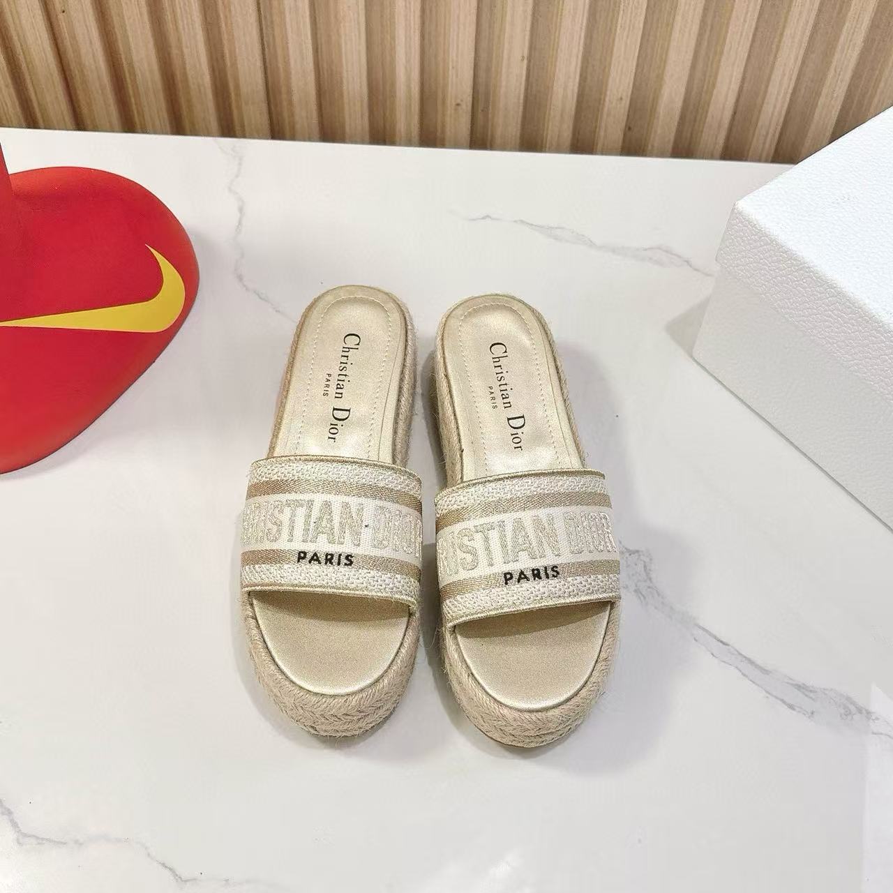 DI0Rの高品質刺繍編み厚底シューズ【50％割引+送料無料】