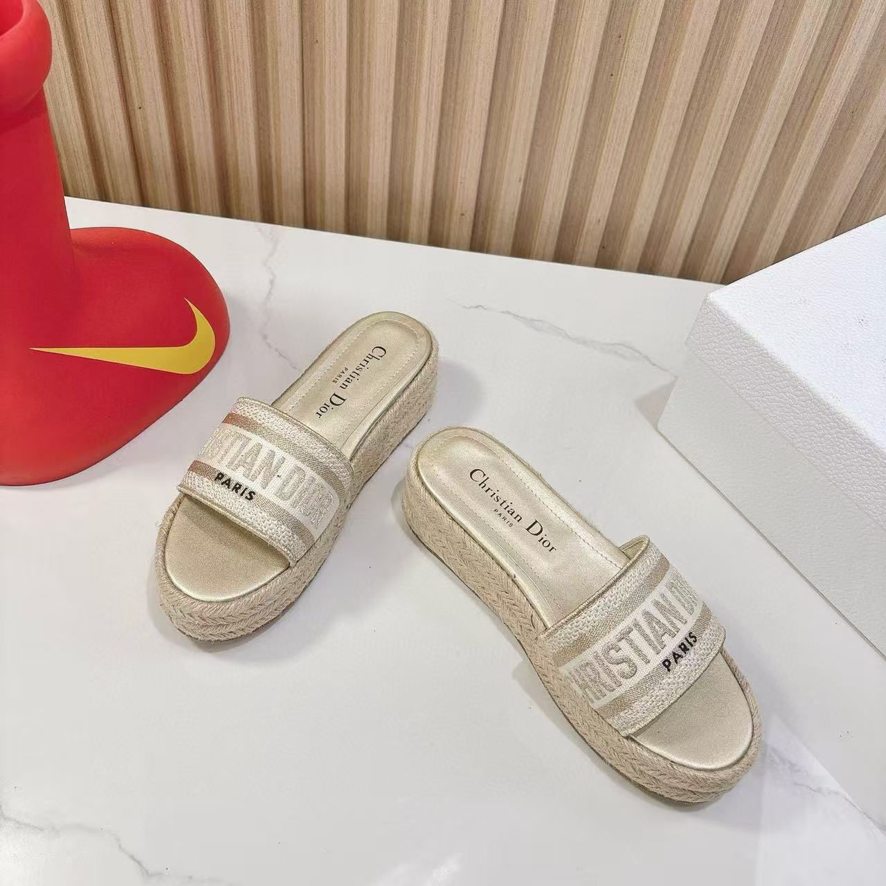 DI0Rの高品質刺繍編み厚底シューズ【50％割引+送料無料】