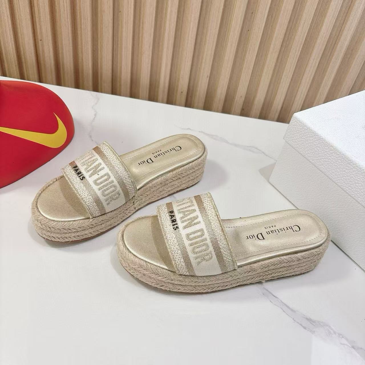 DI0Rの高品質刺繍編み厚底シューズ【50％割引+送料無料】