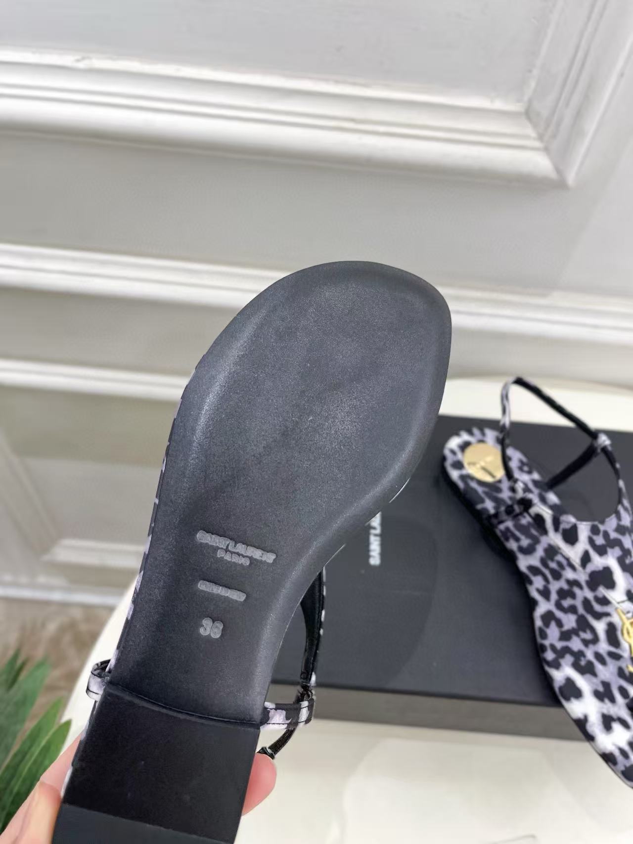 YSLの高品質ヒョウ柄ビーチサンダル【50％割引+送料無料】