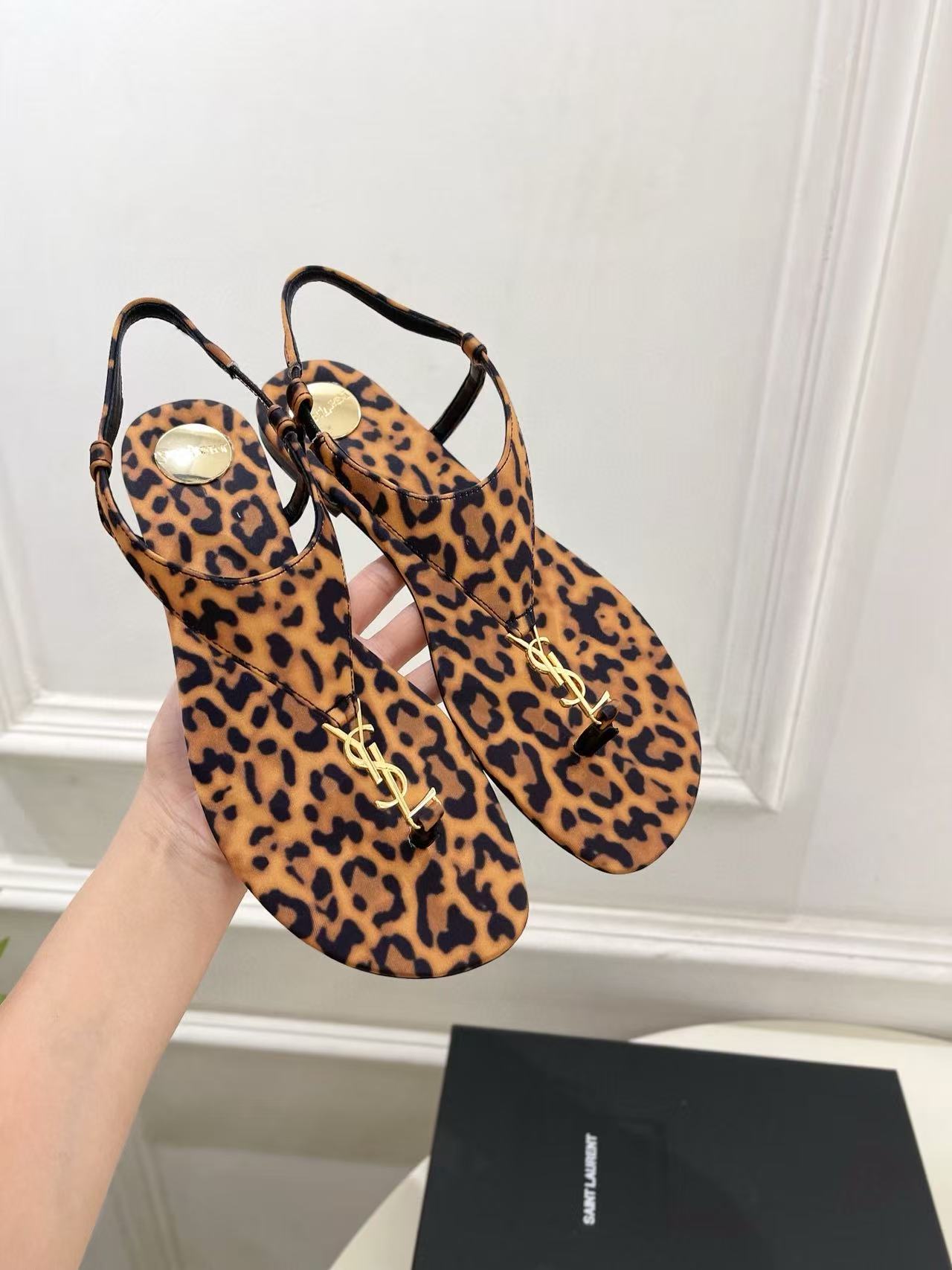 YSLの高品質ヒョウ柄ビーチサンダル【50％割引+送料無料】