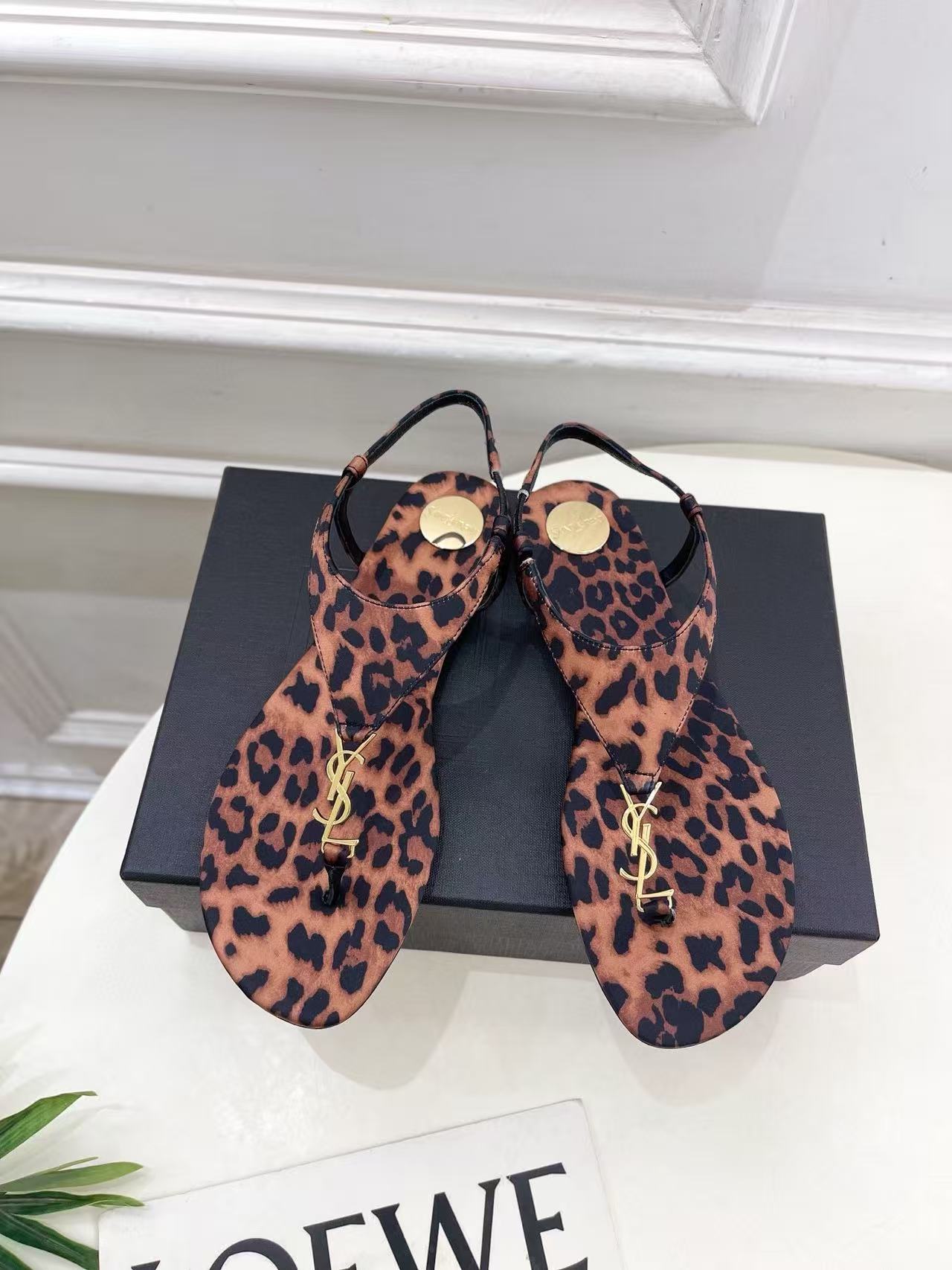 YSLの高品質ヒョウ柄ビーチサンダル【50％割引+送料無料】