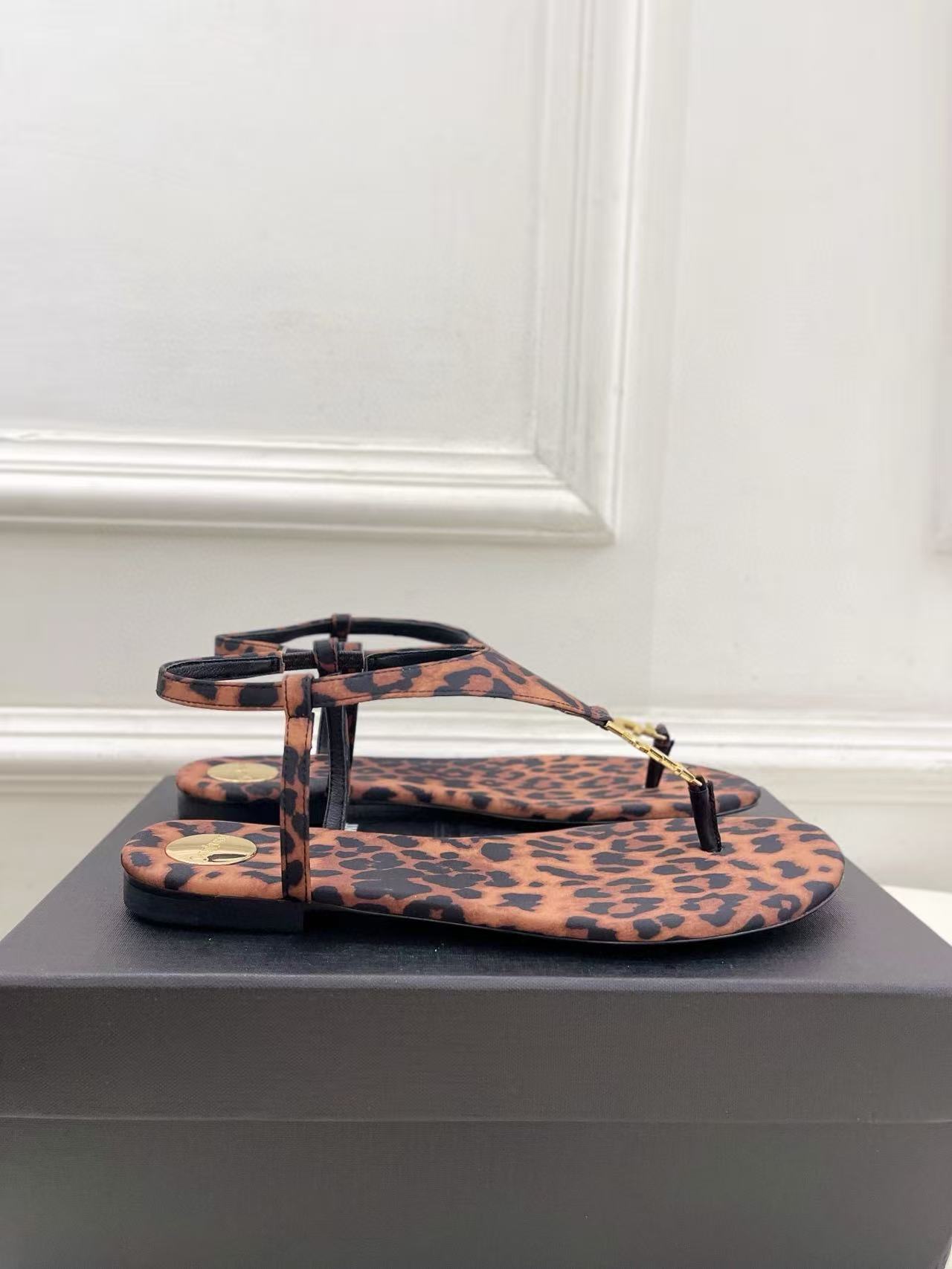 YSLの高品質ヒョウ柄ビーチサンダル【50％割引+送料無料】
