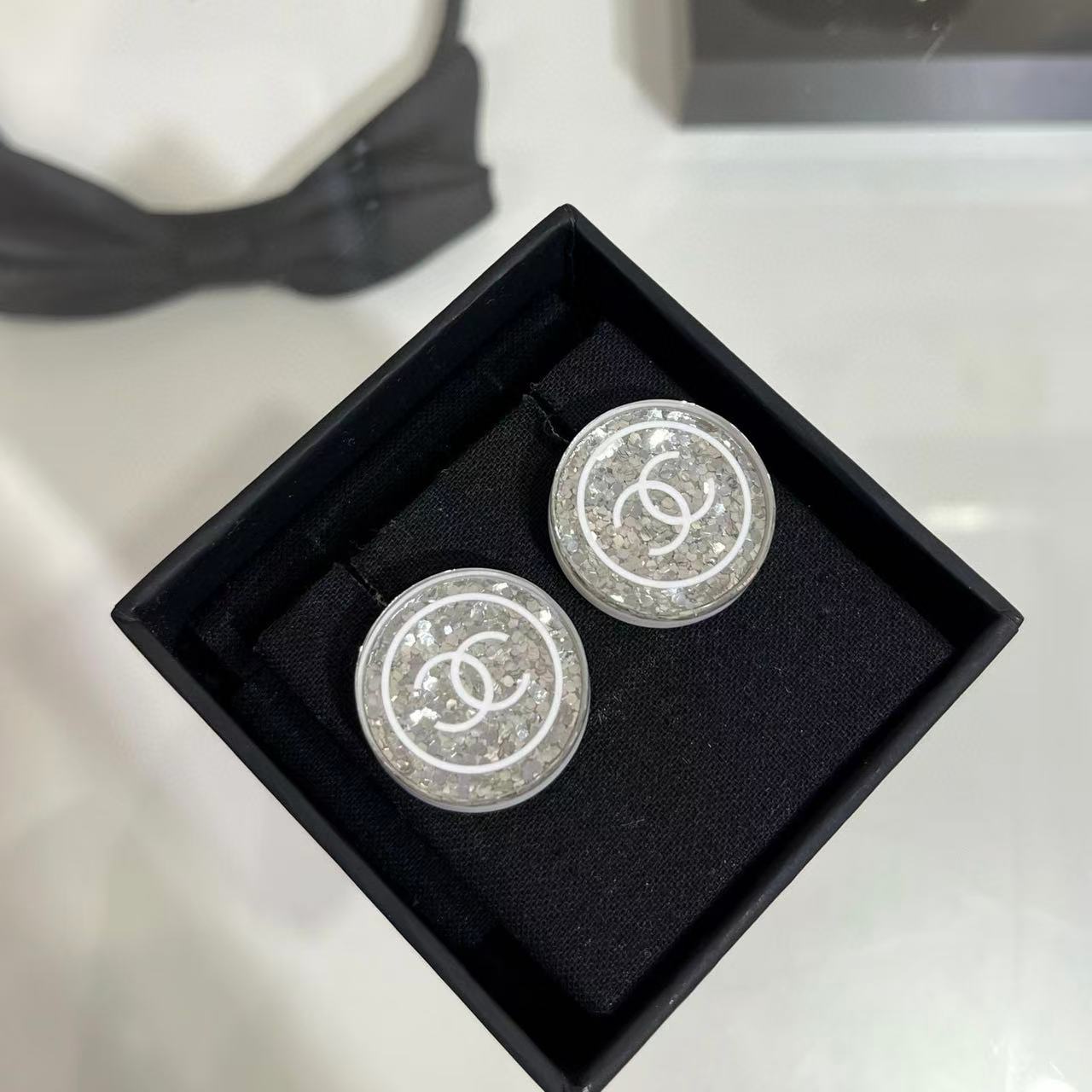 CHANE1 ダブルC スパンコールイヤリング【 50％割引+送料無料】