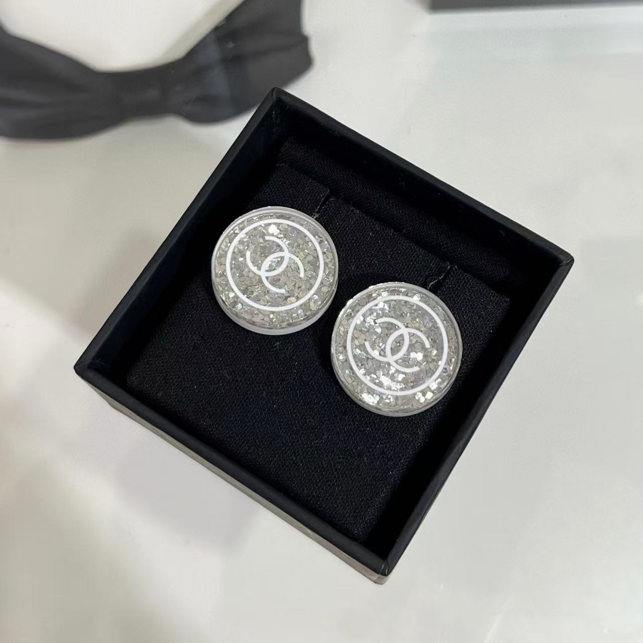CHANE1 ダブルC スパンコールイヤリング【 50％割引+送料無料】