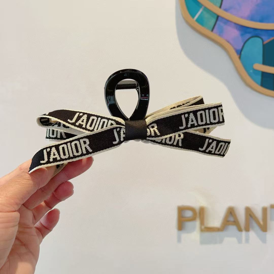 DI0R 文字ロゴ ヘアクリップ【 50％割引+送料無料】