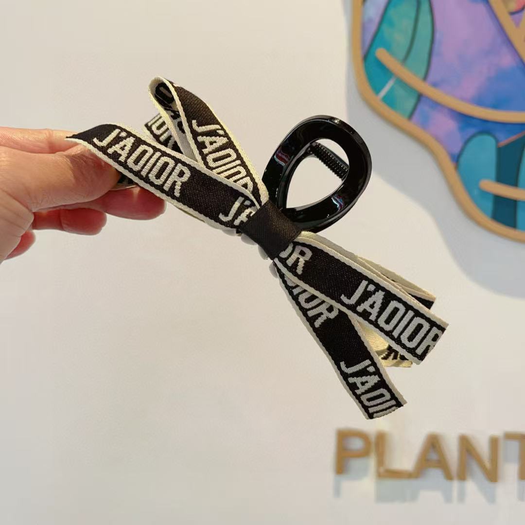 DI0R 文字ロゴ ヘアクリップ【 50％割引+送料無料】