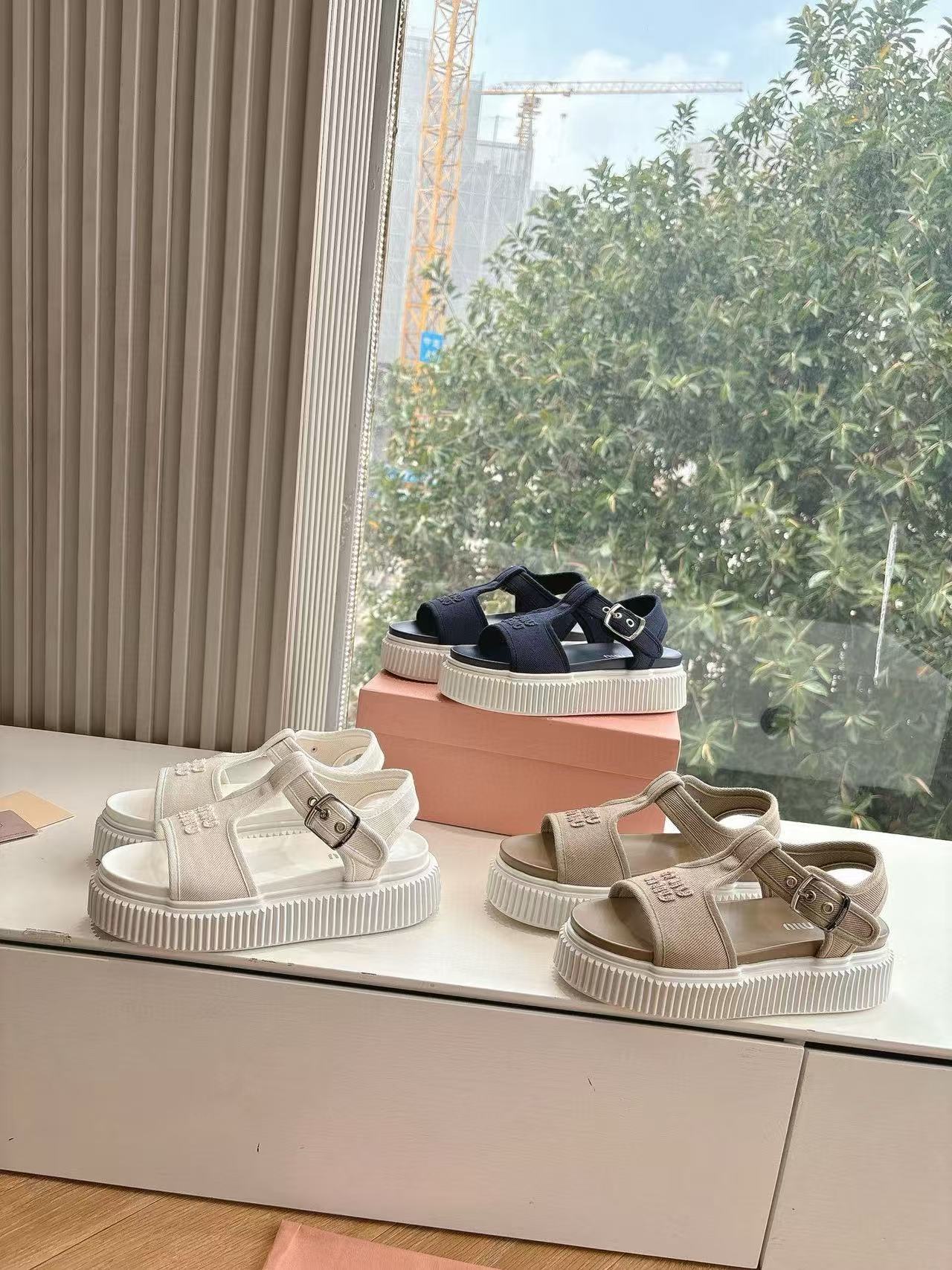 M1UM1U 高品質シンプルレター厚底サンダル【50％割引+送料無料】