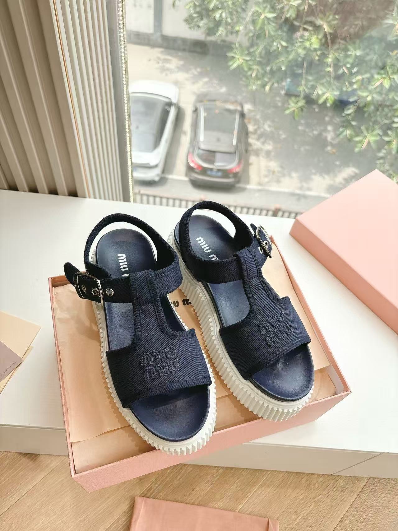 M1UM1U 高品質シンプルレター厚底サンダル【50％割引+送料無料】