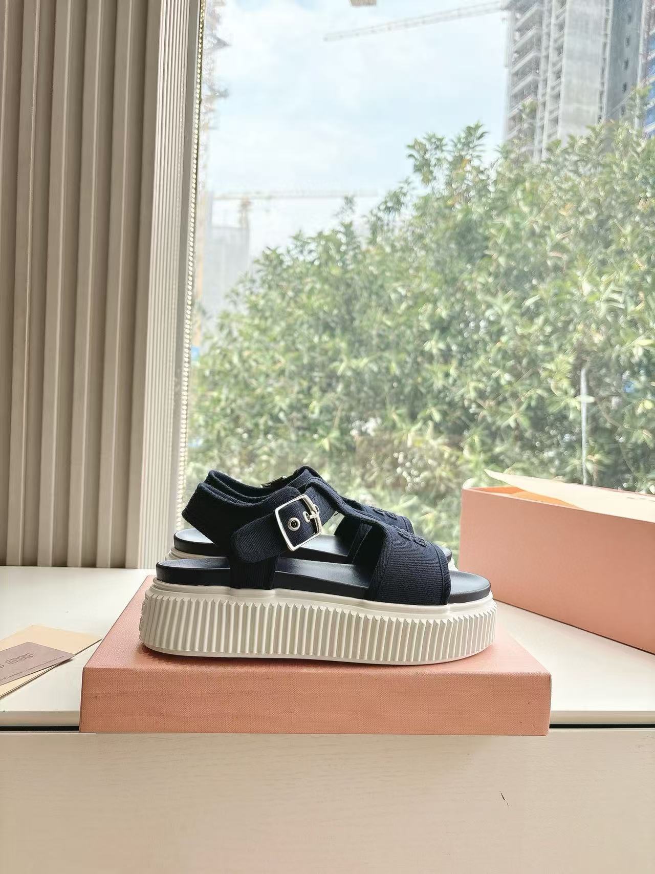 M1UM1U 高品質シンプルレター厚底サンダル【50％割引+送料無料】