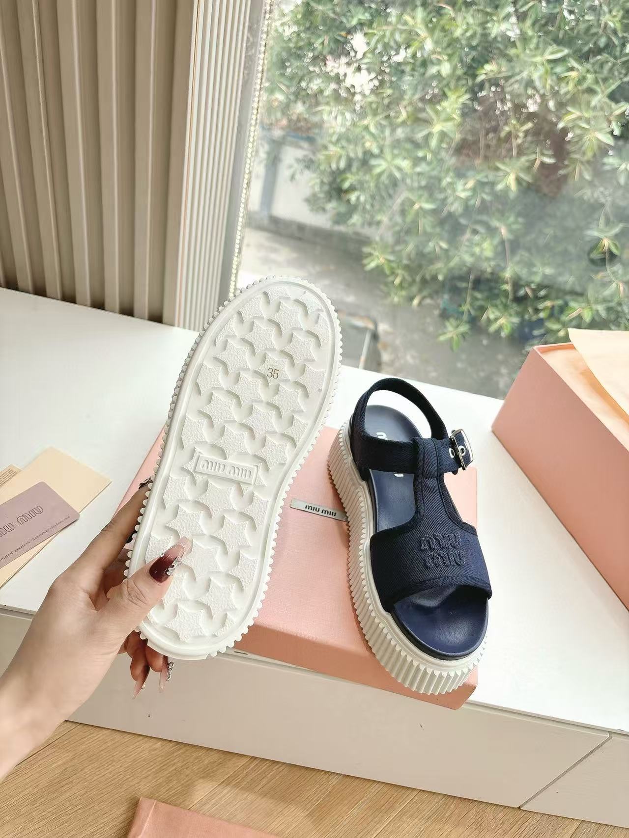 M1UM1U 高品質シンプルレター厚底サンダル【50％割引+送料無料】