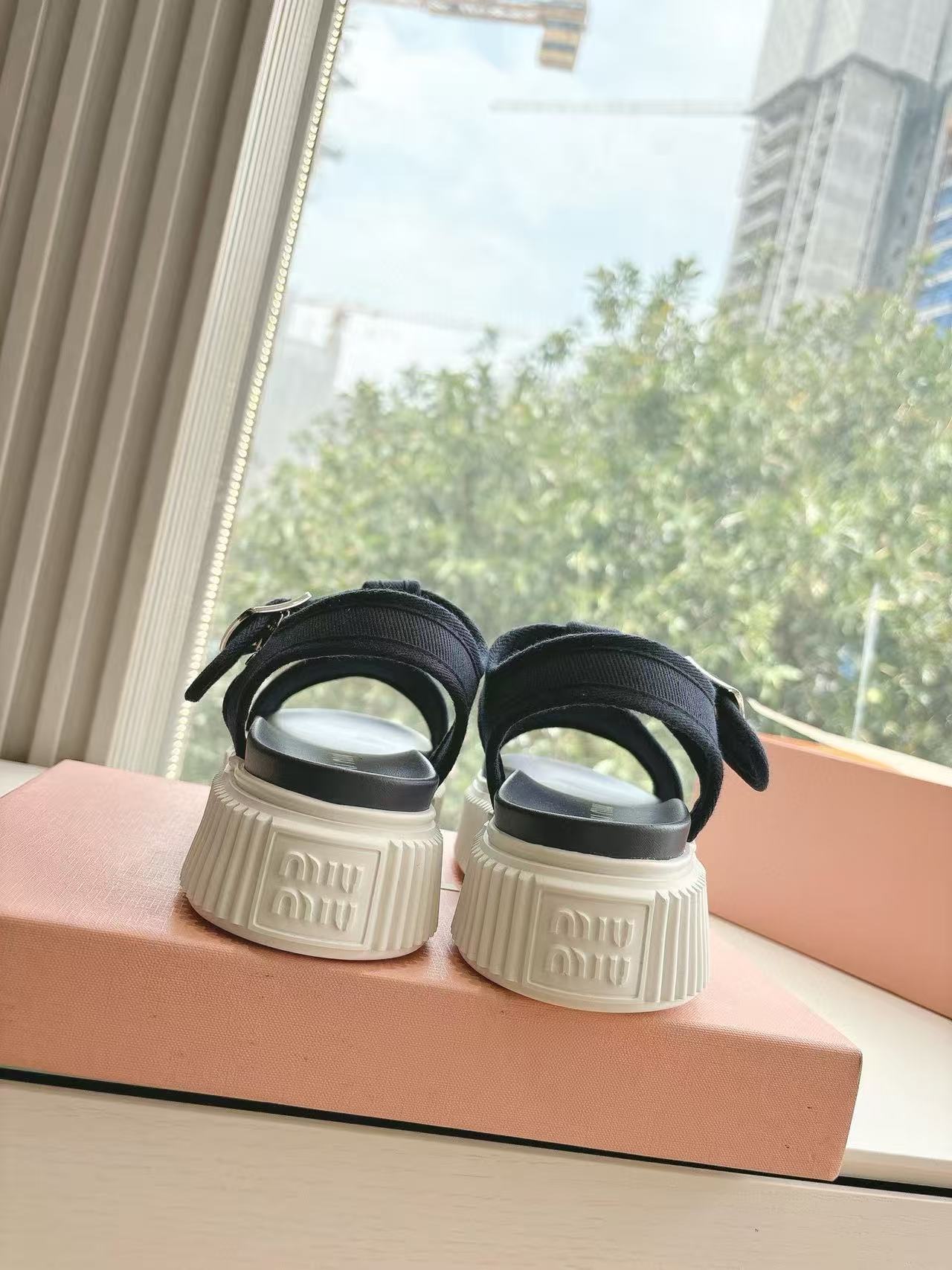 M1UM1U 高品質シンプルレター厚底サンダル【50％割引+送料無料】