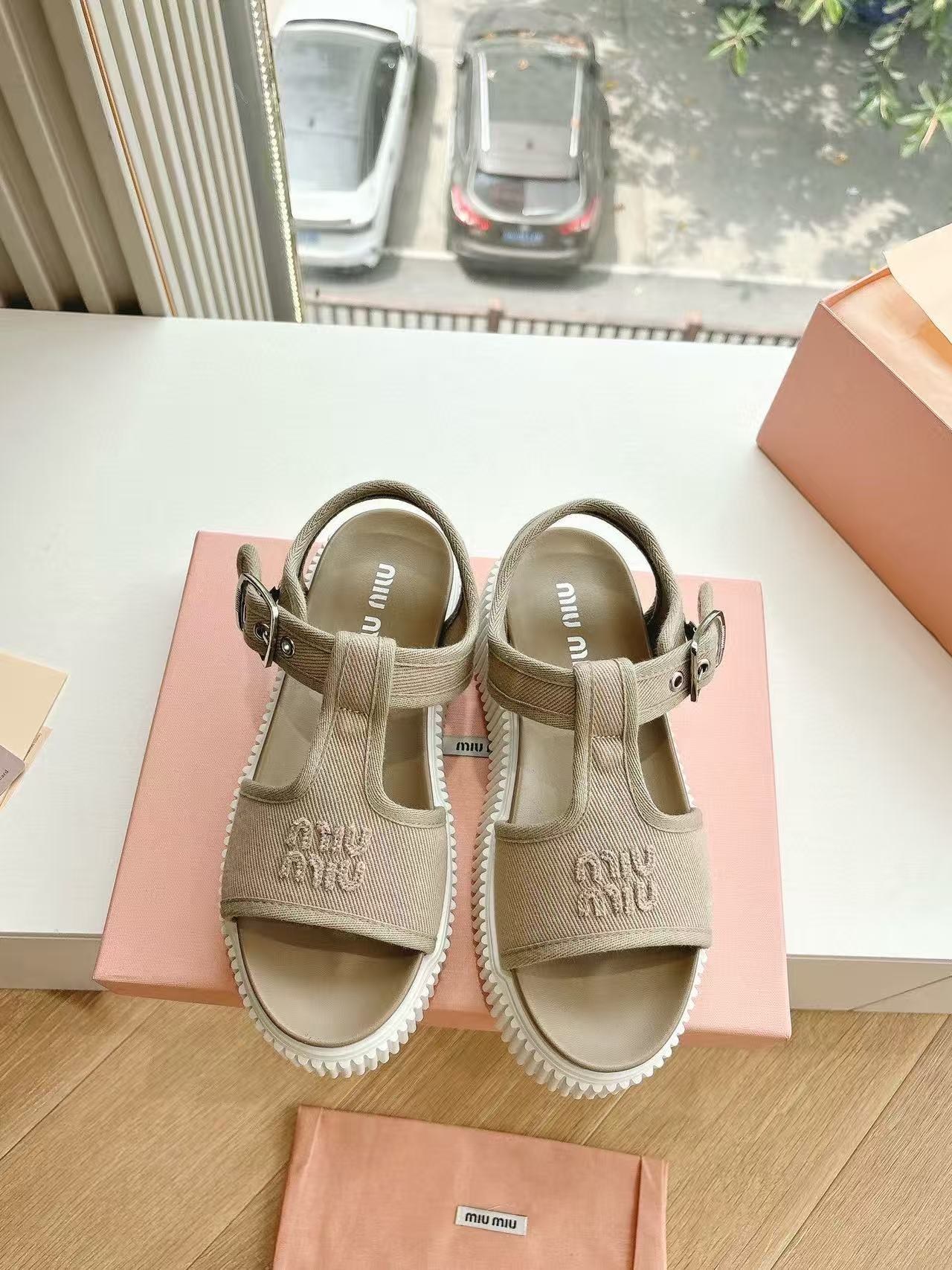 M1UM1U 高品質シンプルレター厚底サンダル【50％割引+送料無料】