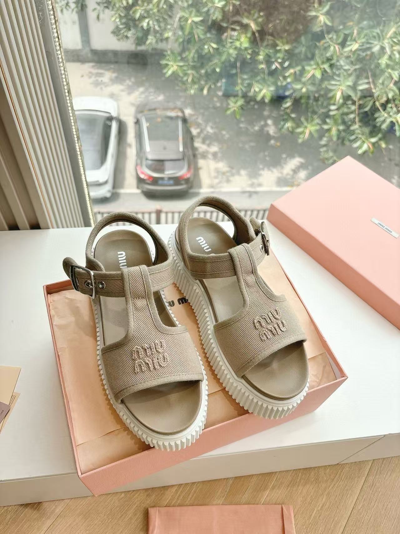 M1UM1U 高品質シンプルレター厚底サンダル【50％割引+送料無料】