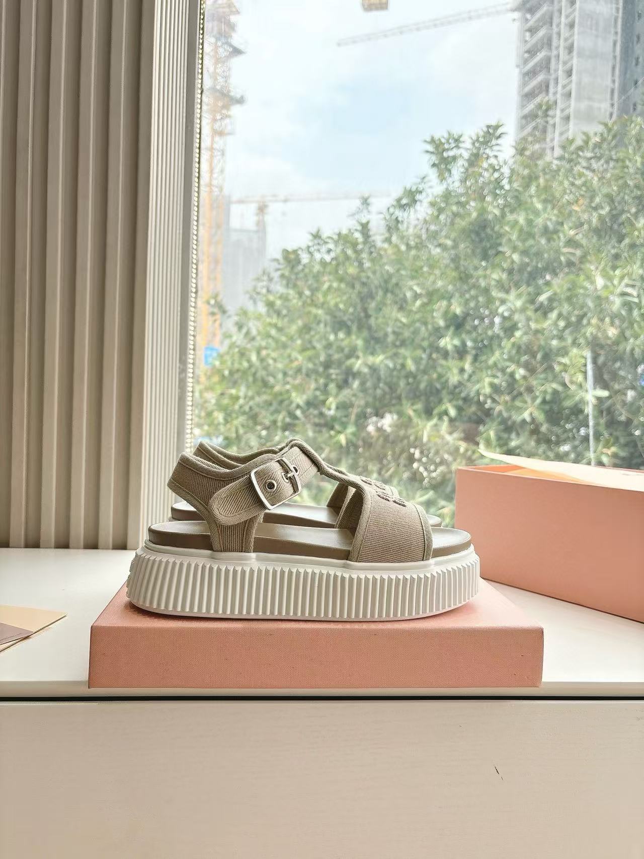 M1UM1U 高品質シンプルレター厚底サンダル【50％割引+送料無料】