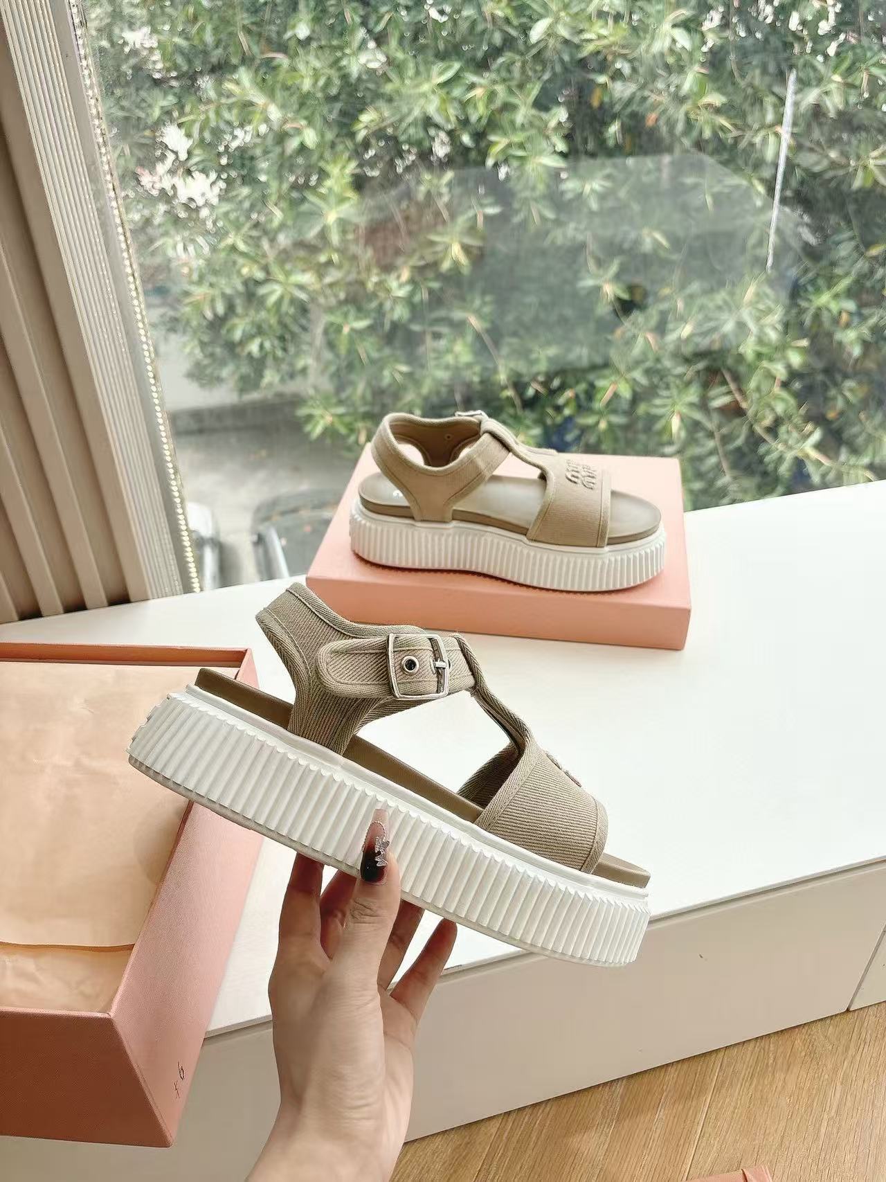 M1UM1U 高品質シンプルレター厚底サンダル【50％割引+送料無料】