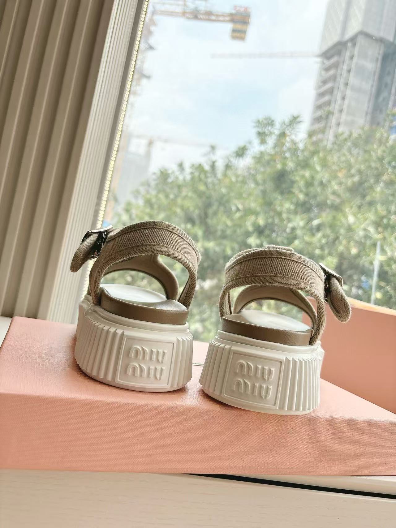 M1UM1U 高品質シンプルレター厚底サンダル【50％割引+送料無料】