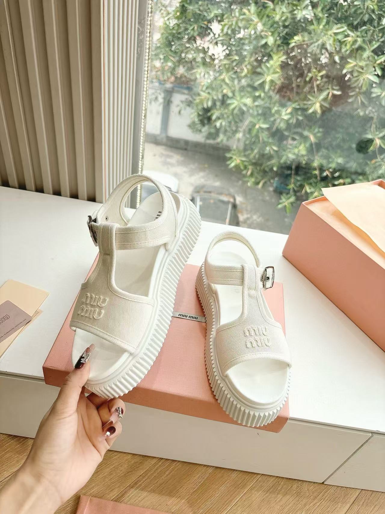 M1UM1U 高品質シンプルレター厚底サンダル【50％割引+送料無料】