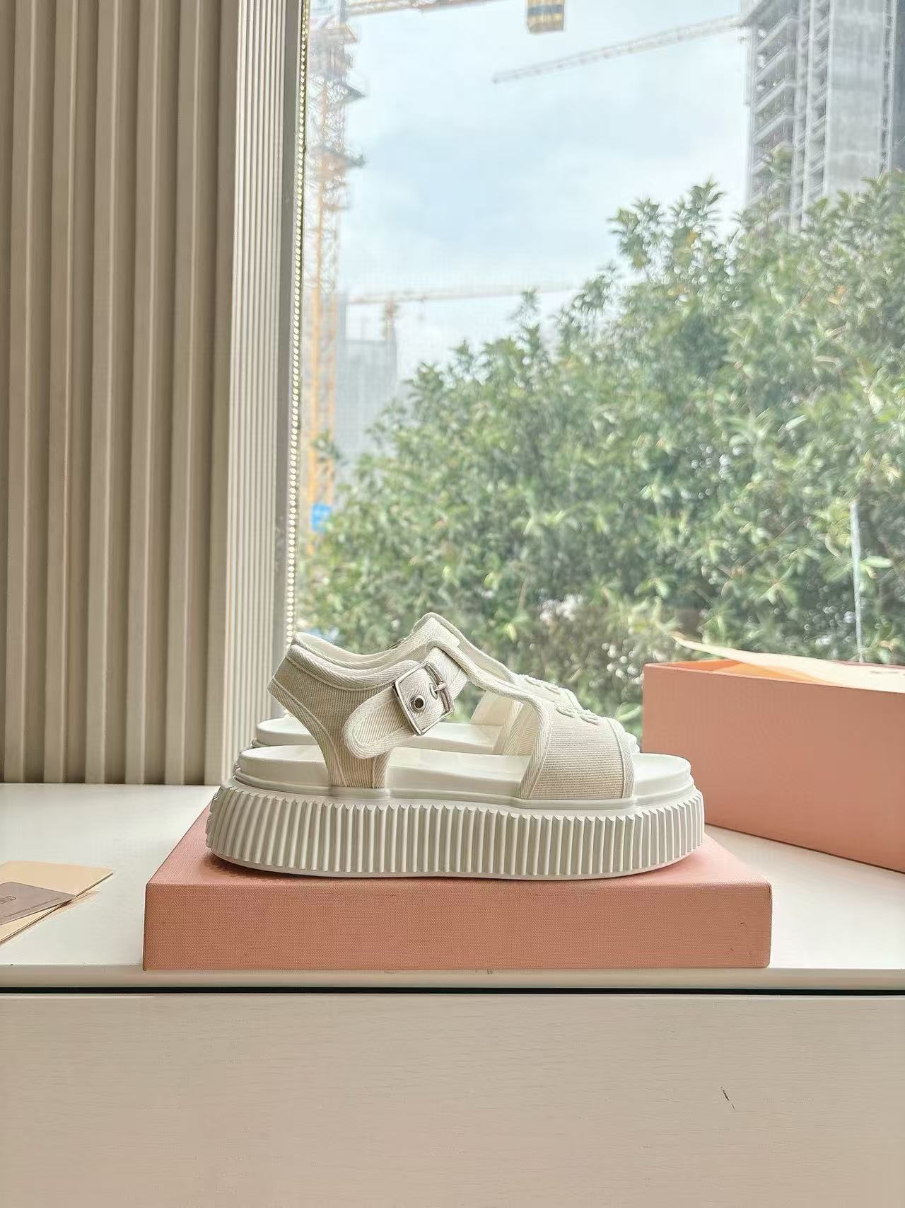 M1UM1U 高品質シンプルレター厚底サンダル【50％割引+送料無料】