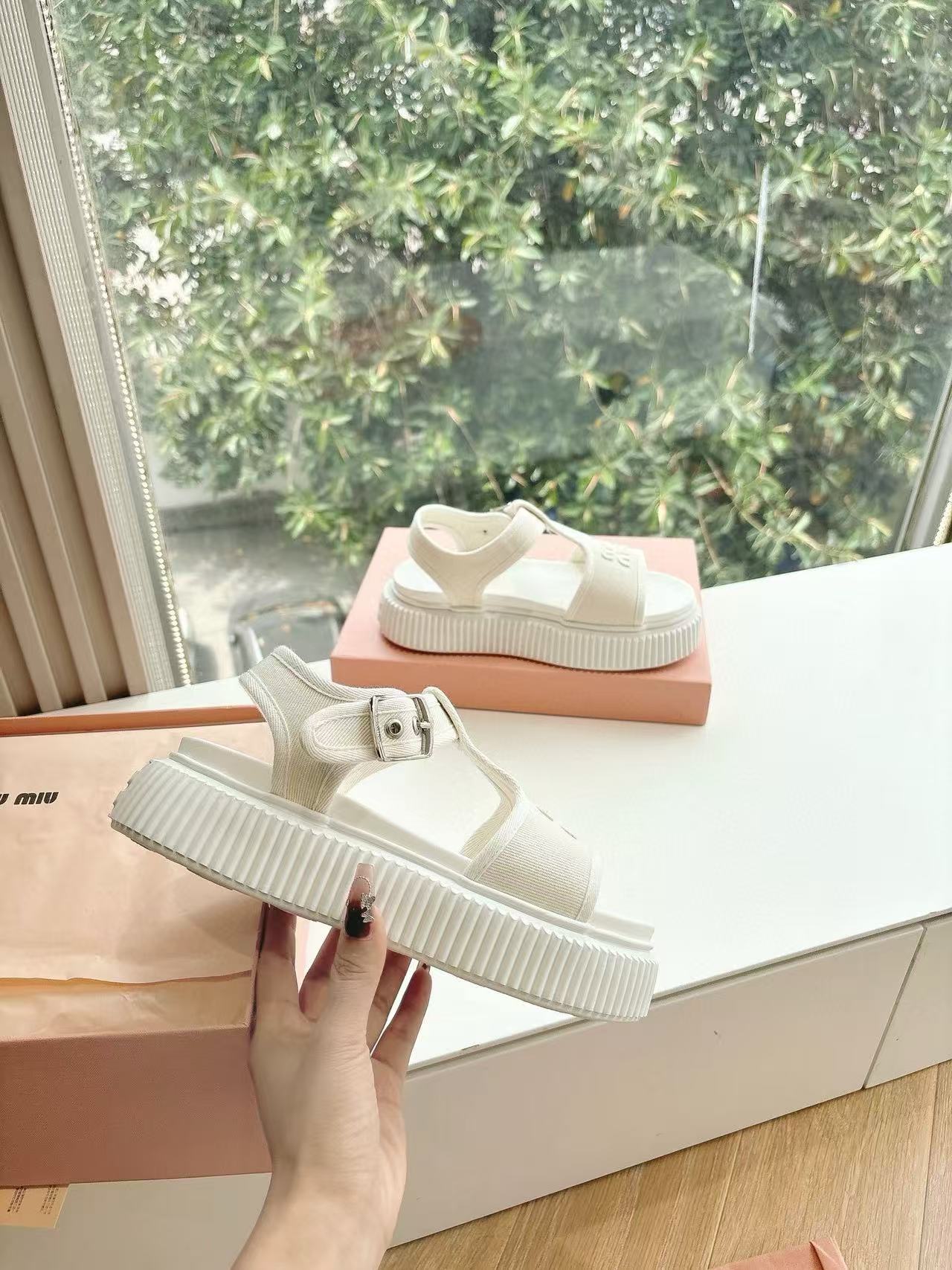 M1UM1U 高品質シンプルレター厚底サンダル【50％割引+送料無料】