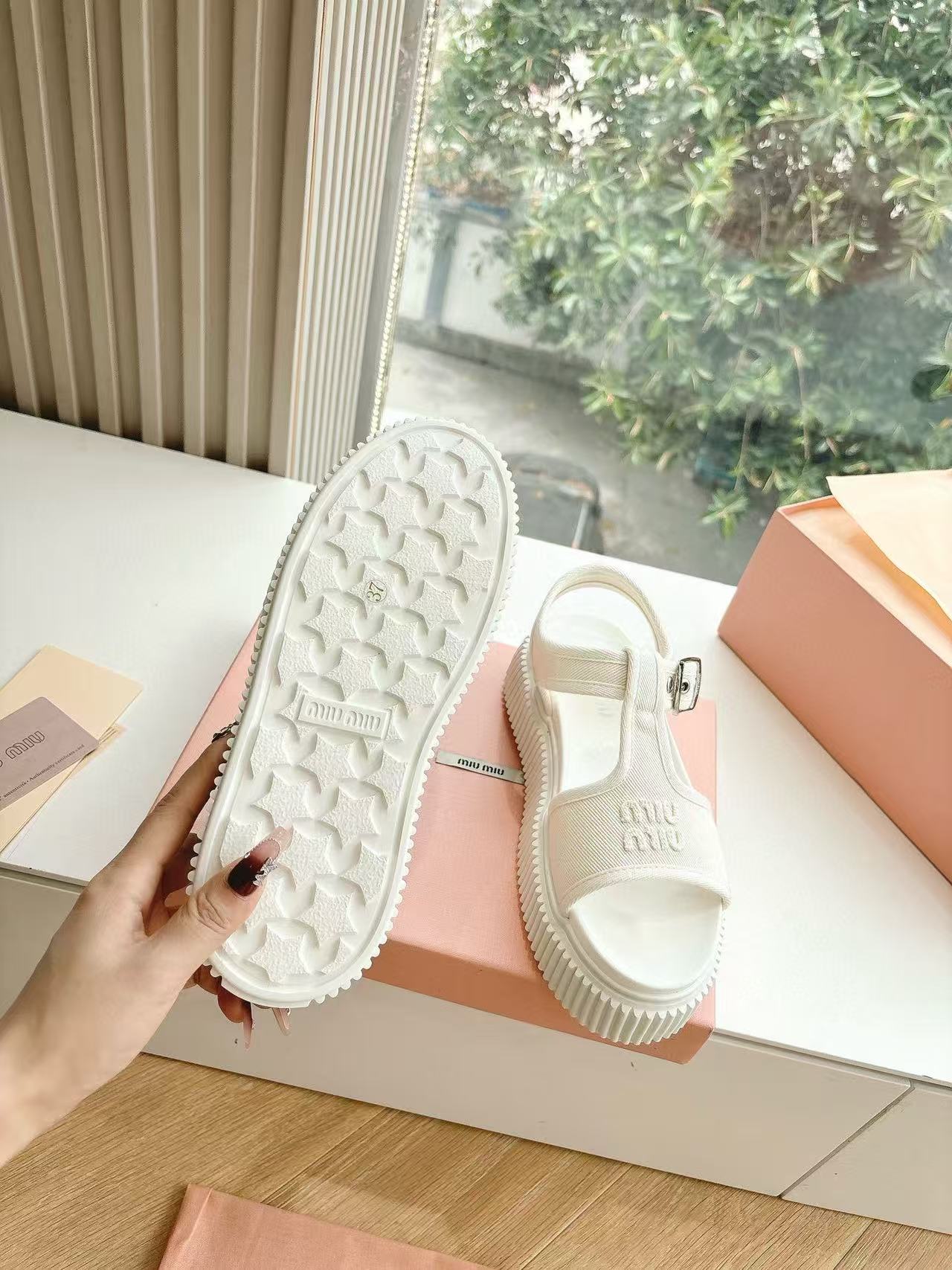 M1UM1U 高品質シンプルレター厚底サンダル【50％割引+送料無料】