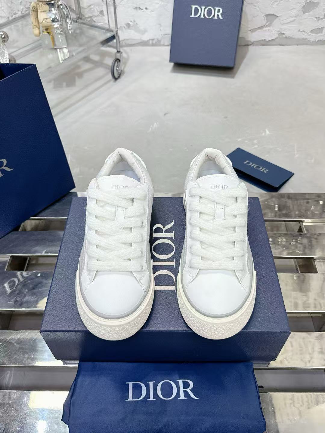 DI0R 高品質フルレザーエンボス加工カジュアルシューズ【50％割引+送料無料】