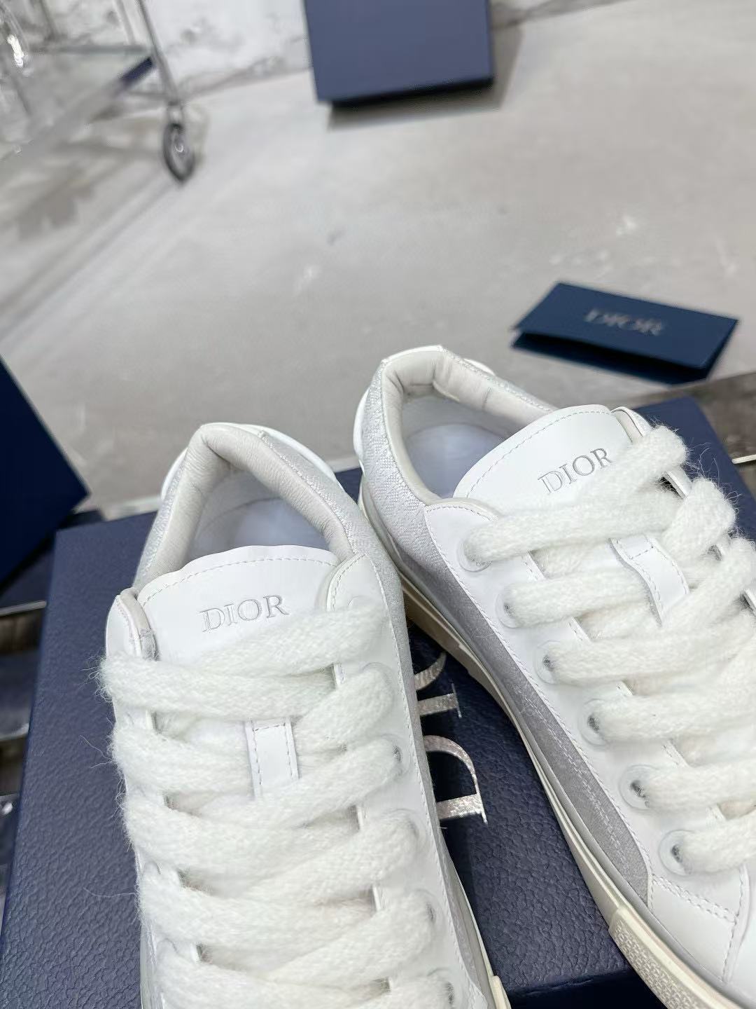 DI0R 高品質フルレザーエンボス加工カジュアルシューズ【50％割引+送料無料】