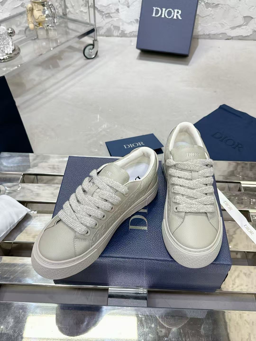 DI0Rの高品質エンボス加工カジュアルシューズ【50％割引+送料無料】