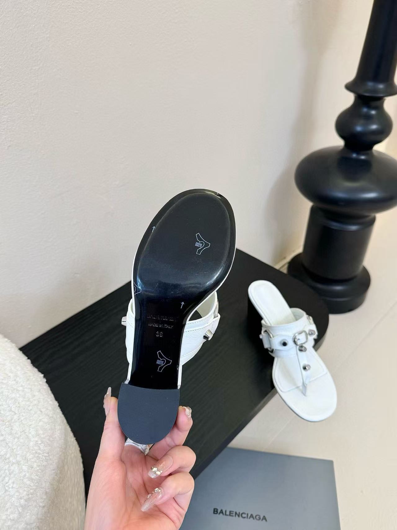 BALENC1AGの高品質ポインテッドハイヒールサンダル【50％割引+送料無料】