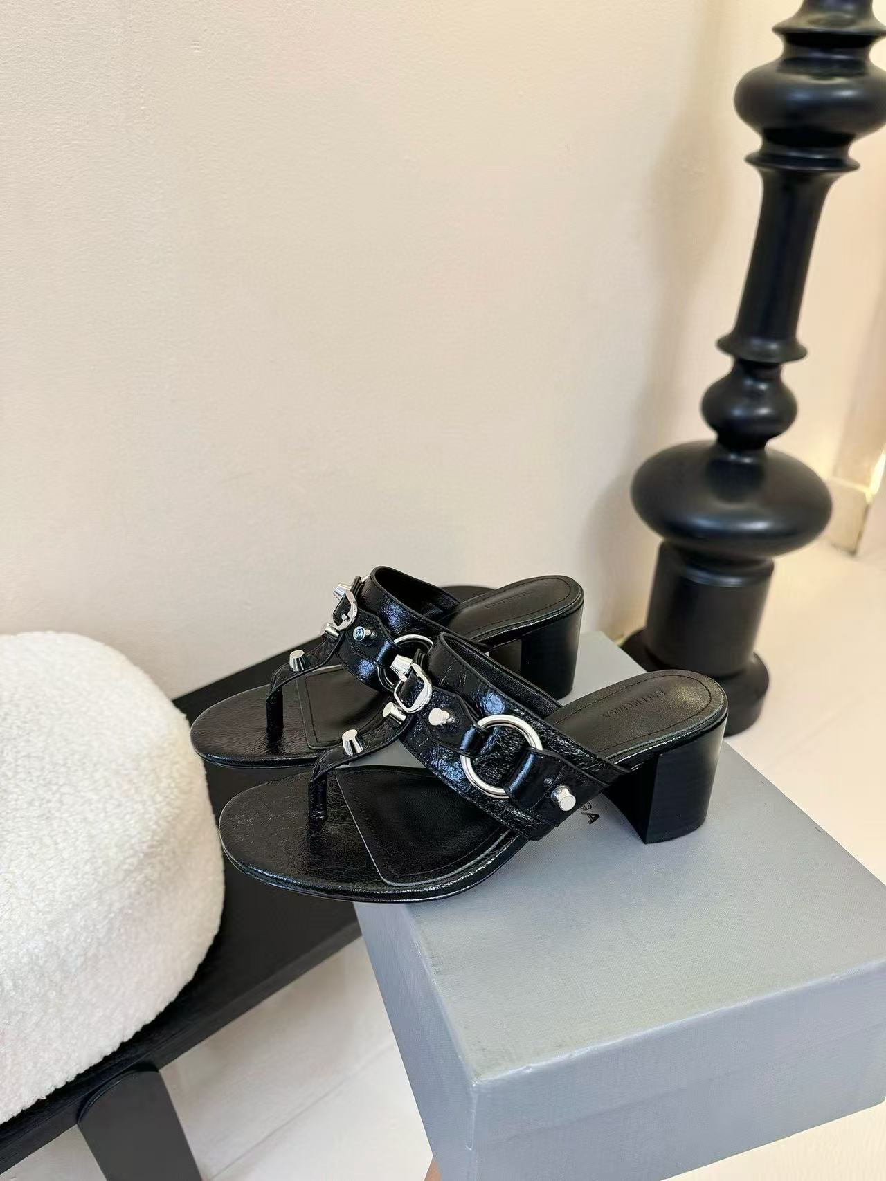 BALENC1AGの高品質ポインテッドハイヒールサンダル【50％割引+送料無料】