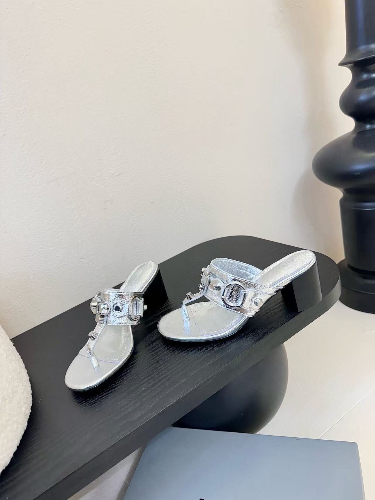 BALENC1AGの高品質ポインテッドハイヒールサンダル【50％割引+送料無料】