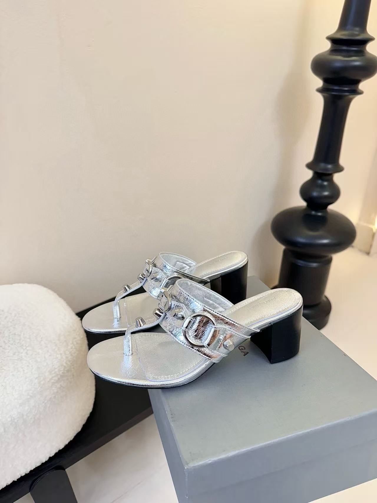 BALENC1AGの高品質ポインテッドハイヒールサンダル【50％割引+送料無料】