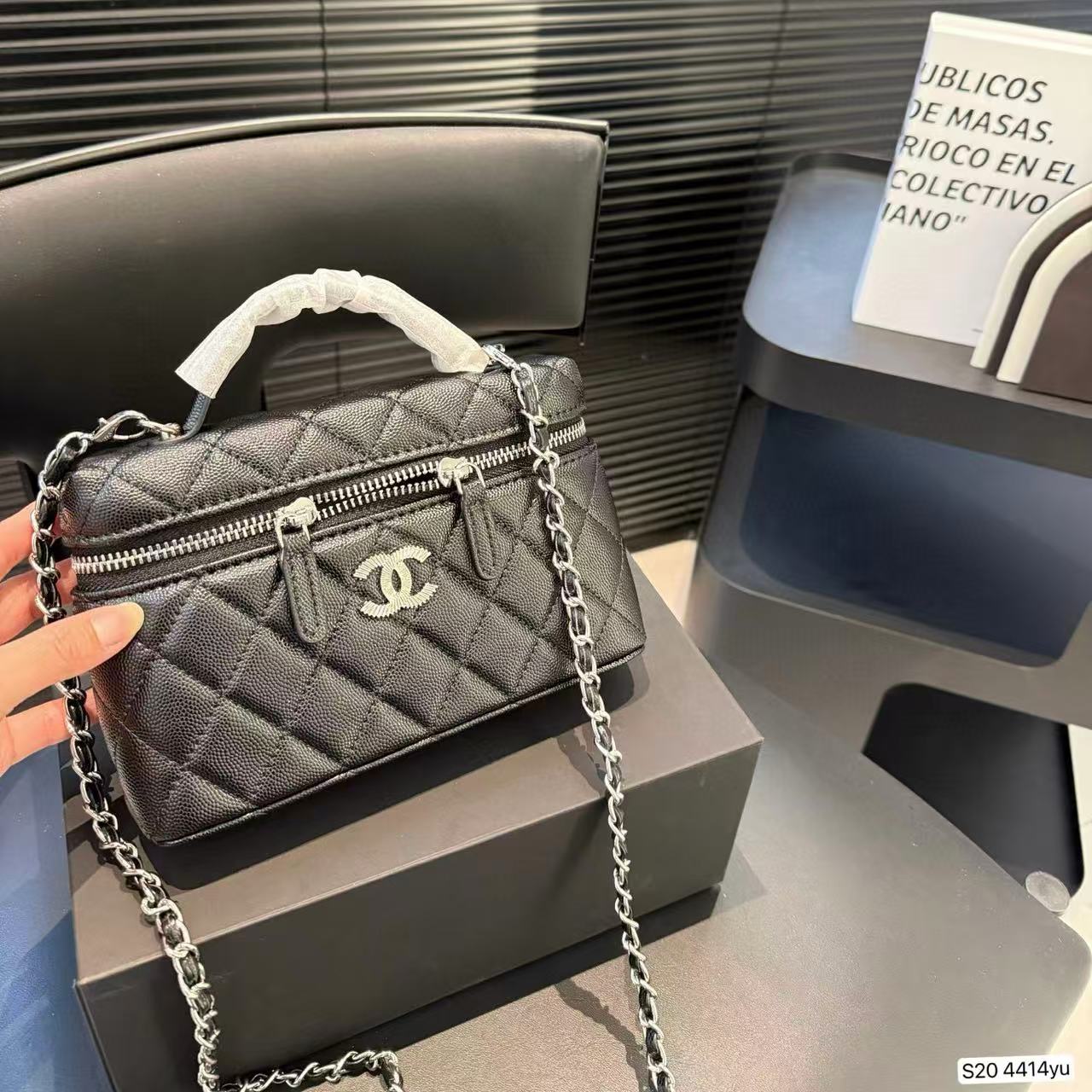 CHANE1 チェーンコスメバッグ【 50％割引+送料無料】