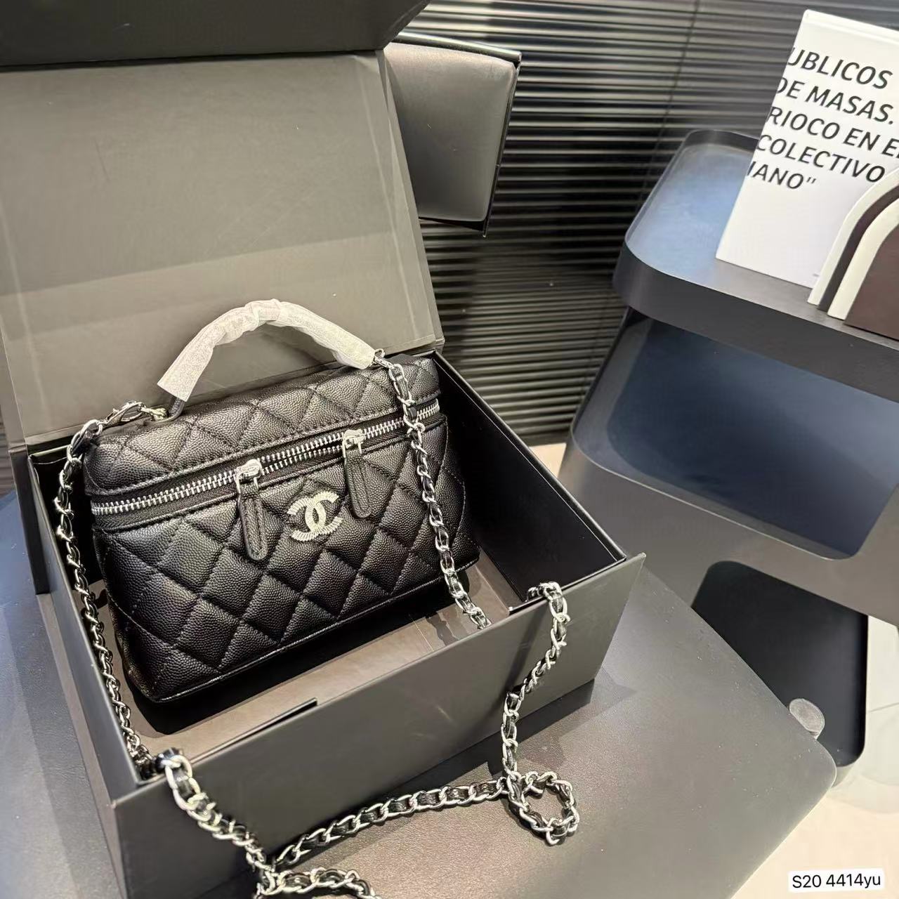 CHANE1 チェーンコスメバッグ【 50％割引+送料無料】