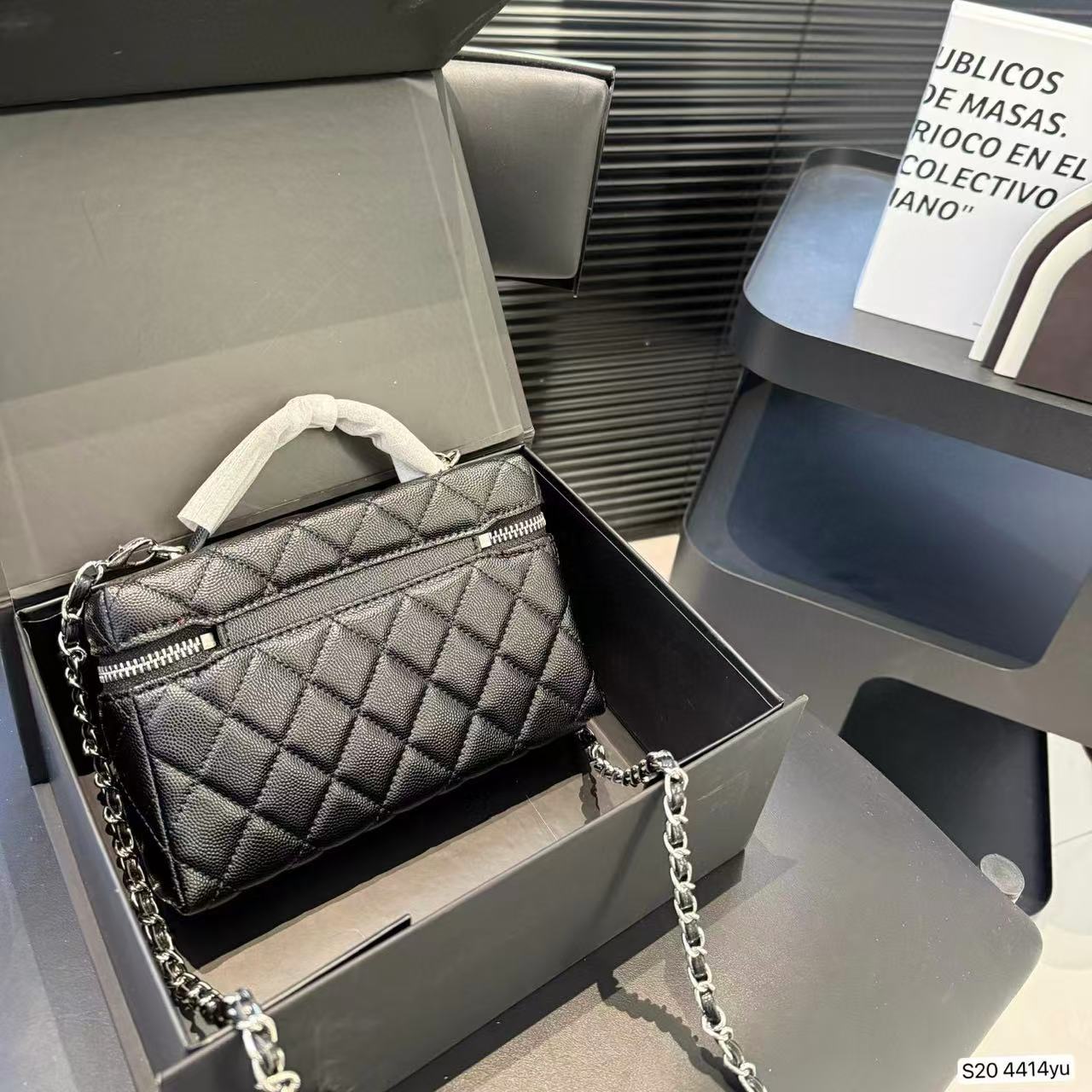 CHANE1 チェーンコスメバッグ【 50％割引+送料無料】