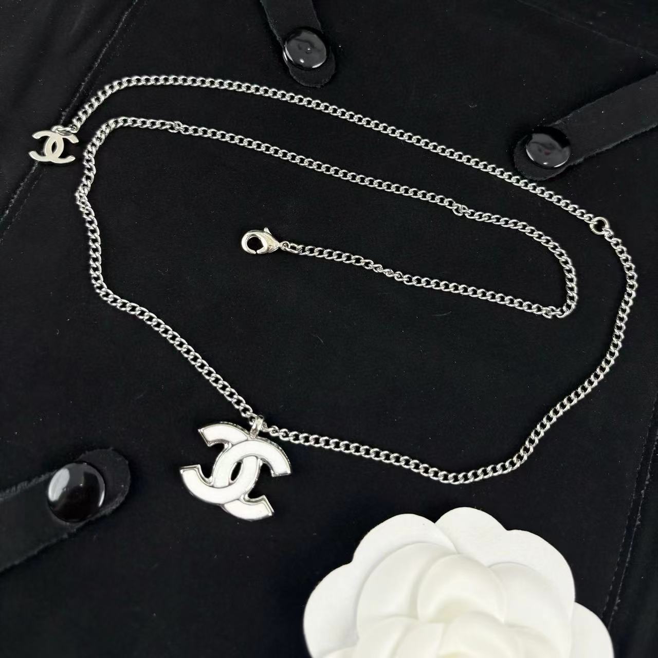 CHANE1 ホワイト ダブルC ネックレス【50％割引+送料無料】