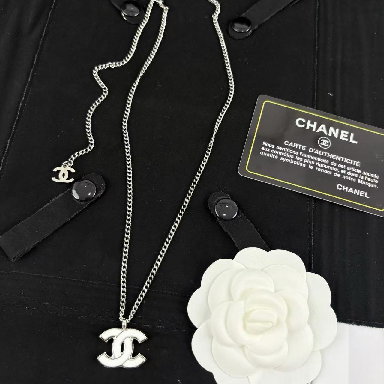 CHANE1 ホワイト ダブルC ネックレス【50％割引+送料無料】