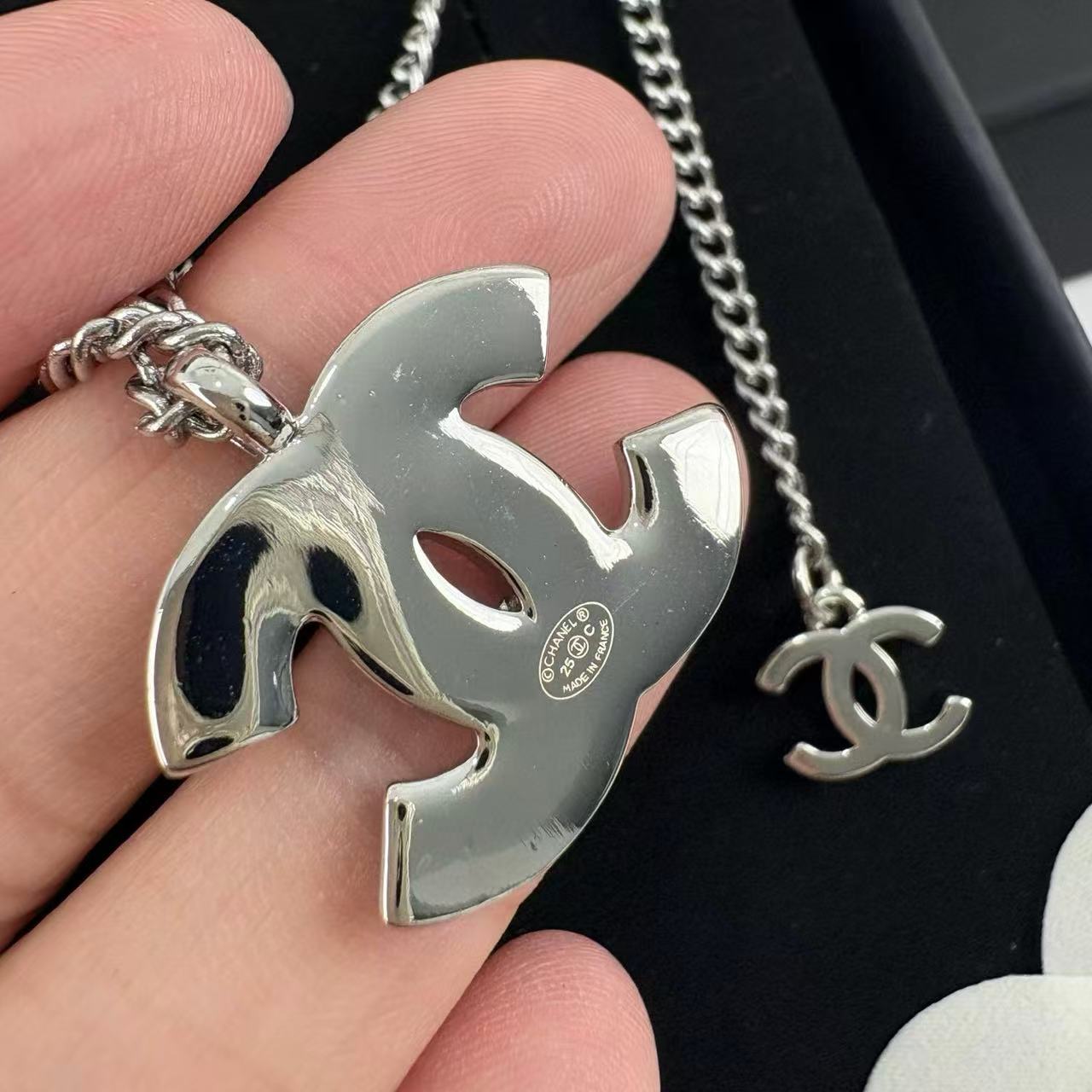 CHANE1 ホワイト ダブルC ネックレス【50％割引+送料無料】