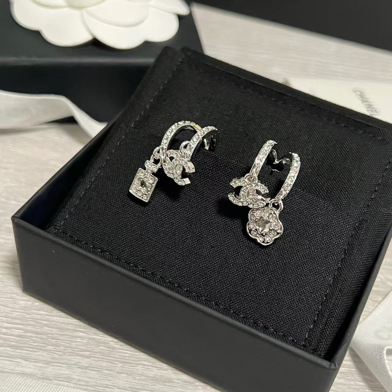 CHANE1 ダブルC ラインストーン カメリア イヤリング【50％割引+送料無料】