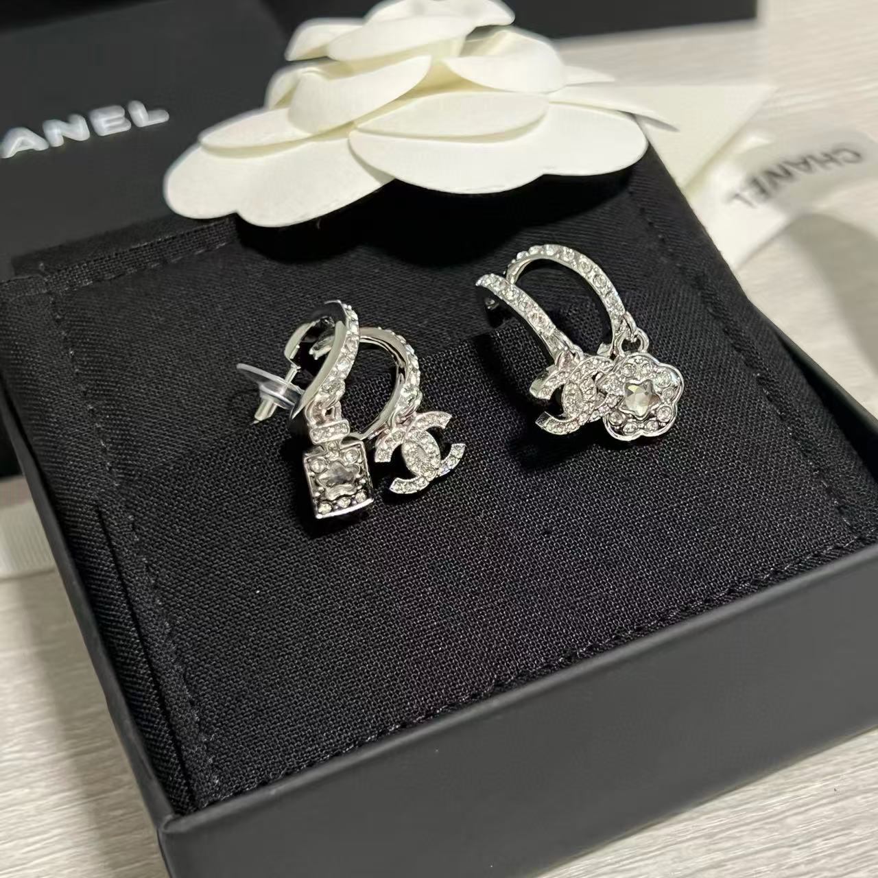 CHANE1 ダブルC ラインストーン カメリア イヤリング【50％割引+送料無料】
