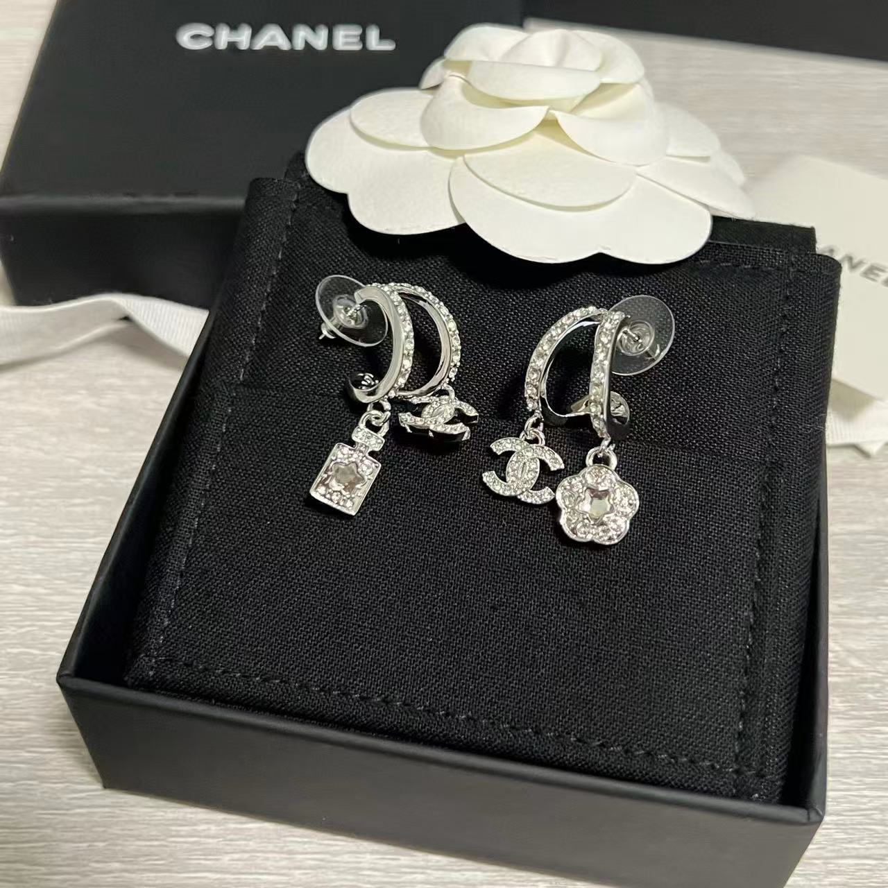 CHANE1 ダブルC ラインストーン カメリア イヤリング【50％割引+送料無料】