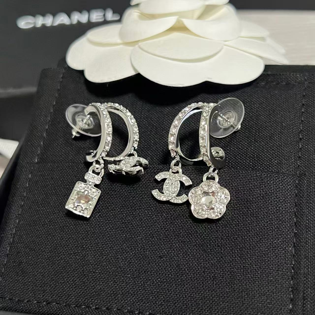 CHANE1 ダブルC ラインストーン カメリア イヤリング【50％割引+送料無料】