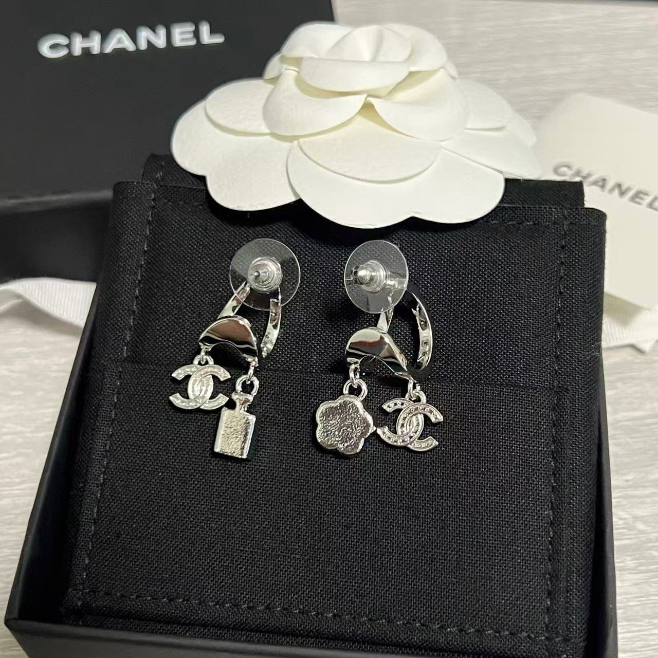 CHANE1 ダブルC ラインストーン カメリア イヤリング【50％割引+送料無料】