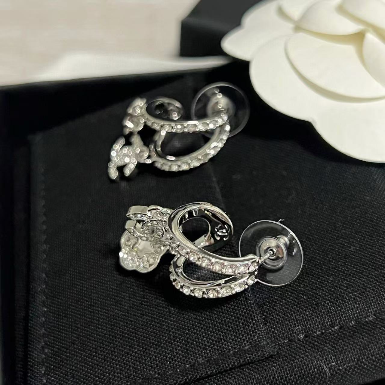 CHANE1 ダブルC ラインストーン カメリア イヤリング【50％割引+送料無料】