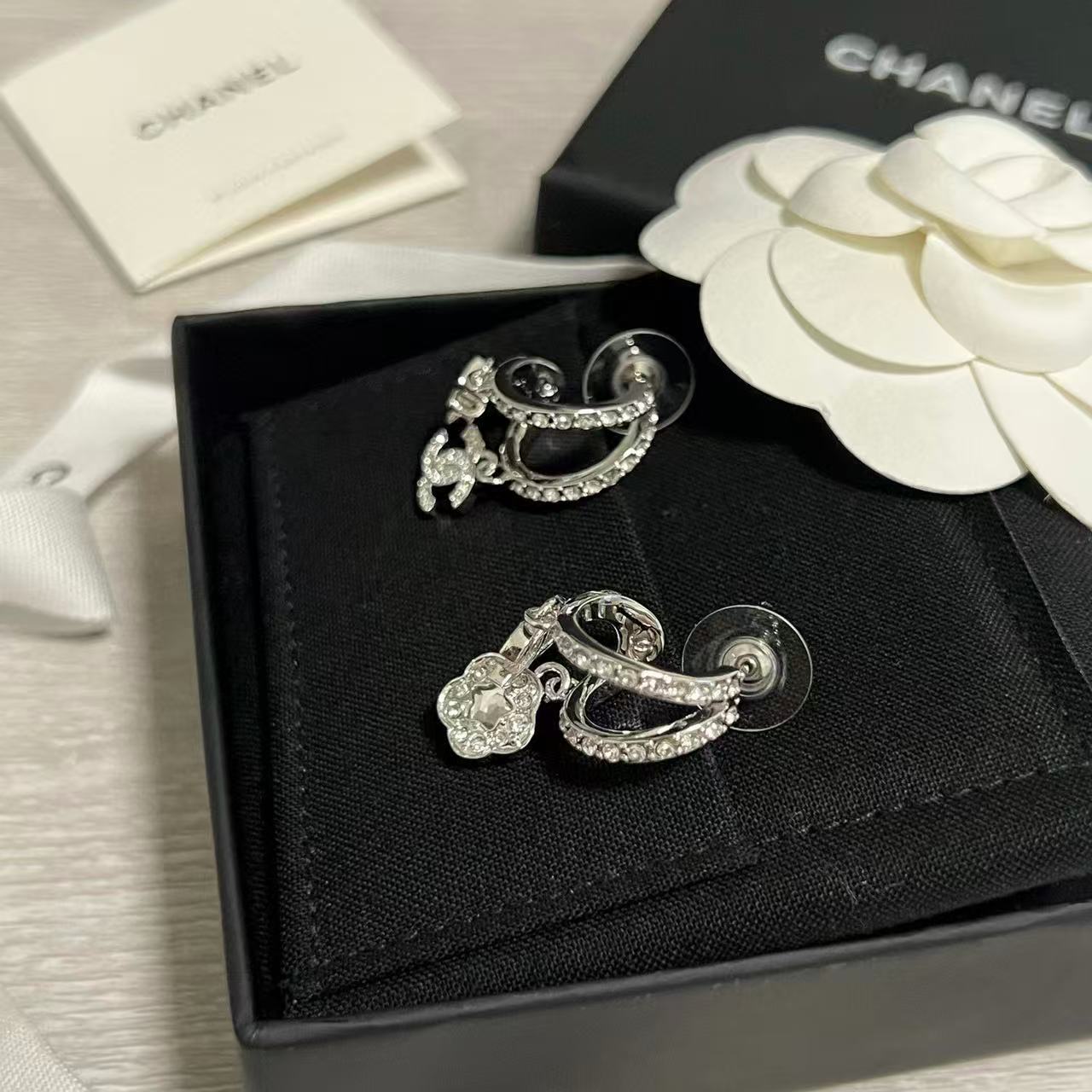 CHANE1 ダブルC ラインストーン カメリア イヤリング【50％割引+送料無料】